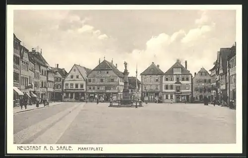 AK Neustadt /Saale, Marktplatz mit Denkmal