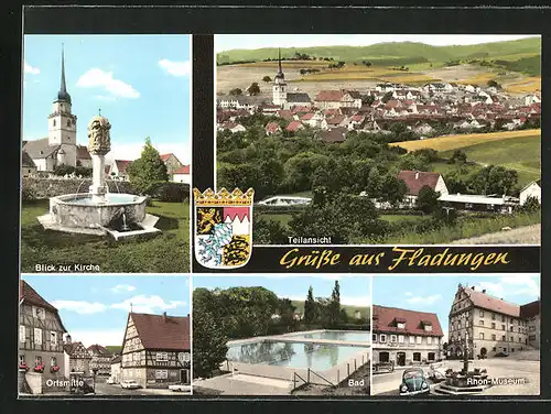 AK Fladungen /Rhön, Bad, Rhön-Museum, Blick zur Kirche mit Brunnen