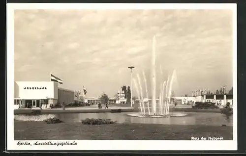 AK Berlin-Charlottenburg, Deutsche Industrie-Ausstellung 1956, Ausstellungsgelände, Platz der Nationen mit Fontäne