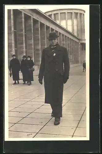 Foto-AK Berlin, Automobil-Ausstellung 1938, Ausstellungsgebäude mit Besuchern