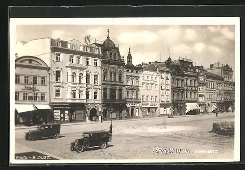 AK Braunau i. B., Ringplatz mit Geschäften