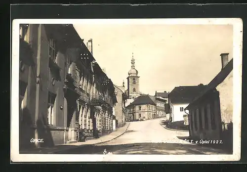 AK Úpice, Strassenpartie durch den Ort mit Blick auf Kirchturm