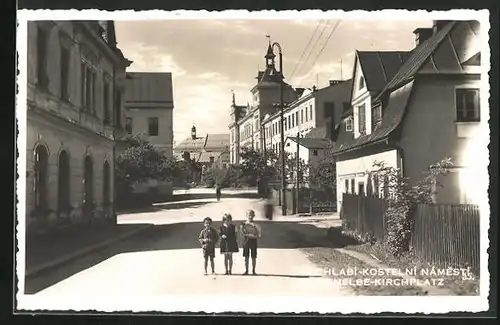 AK Hohenelbe / Vrchlabi, Kinder auf der Strasse am Kirchplatz