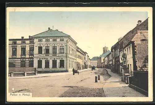 AK Police n. Metuji, Strassenpartie in der Ortschaft