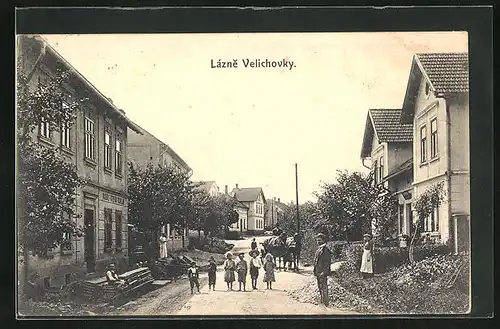 AK Lázne Velichovky, Kinder und Kutsche auf der Strasse