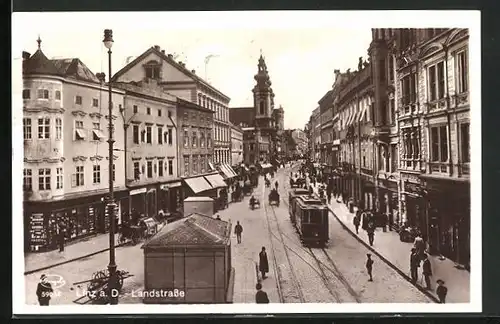 AK Linz a. D., Strassenbahn mit Passanten auf der Landstrasse