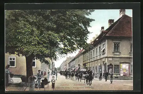 AK Josefstadt / Josefov / Jaromer, Hradecká ulice, Parade auf der Königgrätzer Gasse