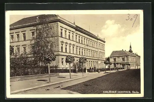 AK Uhrlirske Janovice, Skola