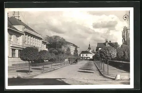 AK Uhrl. Janovice, Strassenpartie mit Kirche