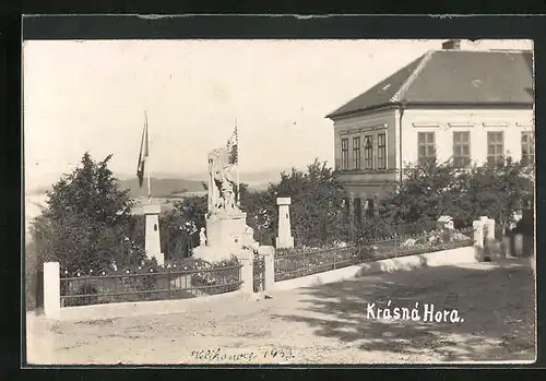 Foto-AK Krasna Hora, Ortspartie mit Gebäudeansicht und Denkmal