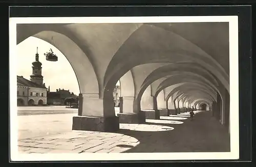 AK Nove Mesto nad Metuji, Strassenpartie mit Bogengang