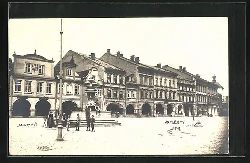 AK Josefstadt / Josefov / Jaromer, Namesti, Brunnen auf dem Markt