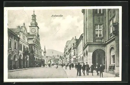 AK Hohenelbe / Vrchlabi, Strassenpartie mit Passanten