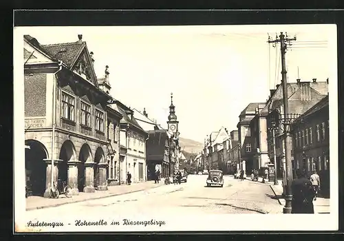 AK Hohenelbe / Vrchlabi, Strassenpartie mit Passanten