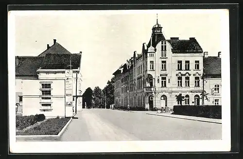 AK Josefstadt / Josefov / Jaromer, Strassenpartie mit Geschäft