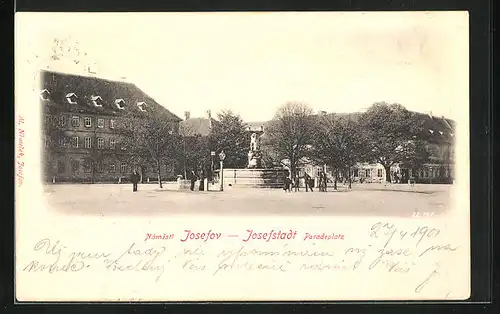 AK Josefstadt / Josefov / Jaromer, Paradeplatz mit Brunnen