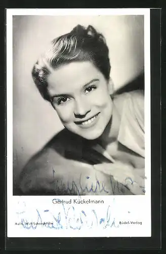 AK Schauspielerin Gertrud Kückelmann mit freundlichen Lächeln, Autograph