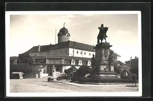 AK Bad Podiebrad / Podebrady, Denkmal auf grossem Platz