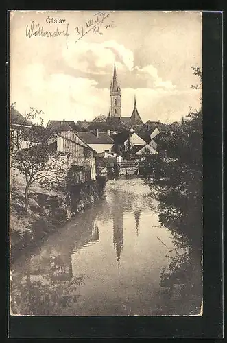 AK Tschaslau / Caslav, Uferpartie mit Kirche