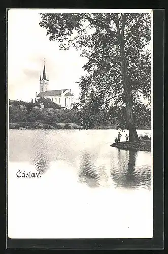 AK Tschaslau / Caslav, Uferpartie mit Kirche