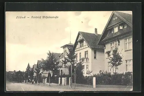 AK Lübeck, Friedrich Wilhelmstrasse mit Passanten