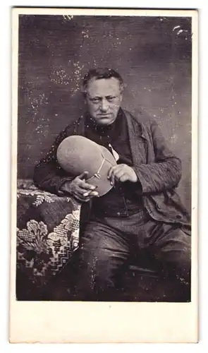 Fotografie Portrait Dr. A. Grumper mit Filzhut beim Fotograf
