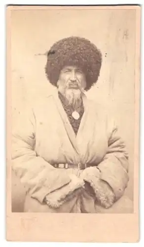 Fotografie Westli, Tiflis, Portrait Georgier im Wintermantel mit Wollmützte und Anhänger, Bart