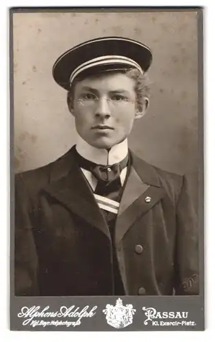 Fotografie Alphons Adolph, Passau, Kl. Exercir-Platz, Portrait junger Student im Anzug mit Couluer und Tellermütze