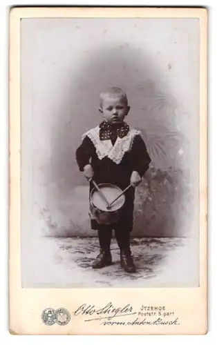 Fotografie Otto Stiegler, Itzehoe, Poststr. 5, Portrait kleiner Knabe im Anzug mit Blechtrommel, Little Drummer Boy