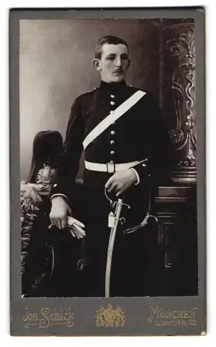 Fotografie Jos. Schick, München, Loristr. 30, Portrait junger Soldat in Uniform mit Pickelhaube Rosshaarbusch udn Säbel