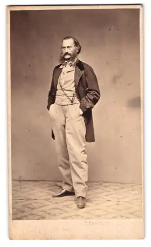 Fotografie G. Haslinger, St. Pölten, Guttmanns Bierhalle, Portrait Benedikt von Hasslinger im Anzug mit Backenbart