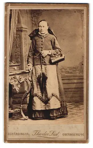 Fotografie Theodor List, Schärding a. I., Schlossgasse 5, Portrait Frau im Trachtenkleid mit Schirm und Handtasche