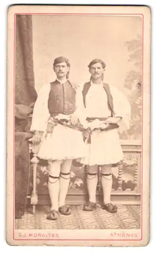 Fotografie G. J. Moraites, Athenes, Portrait zwei Griechen in Tracht posiern im Atelier