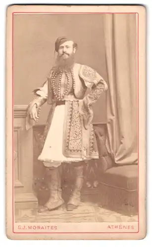 Fotografie G. J. Moraites, Athenes, Portrait Grieche in Tracht mit Vollbart und Zipfelmütze