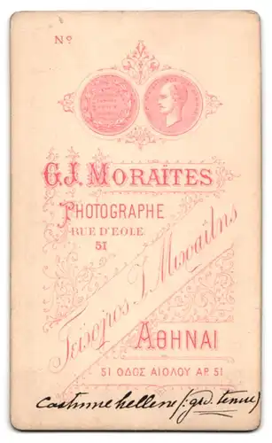 Fotografie G. J. Moraites, Athenes, Portrait Grieche in Tracht mit Vollbart und Zipfelmütze