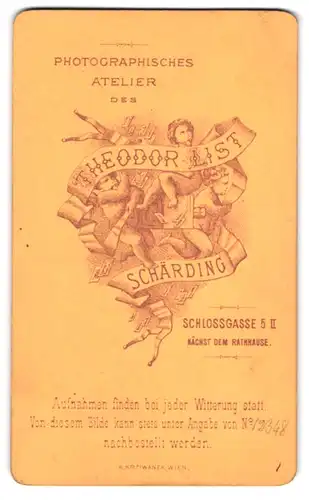 Fotografie Theodor List, Schärding a. I., drei Jungen mit Plattenkamera und Schriftbändern mit Namen des Fotografen