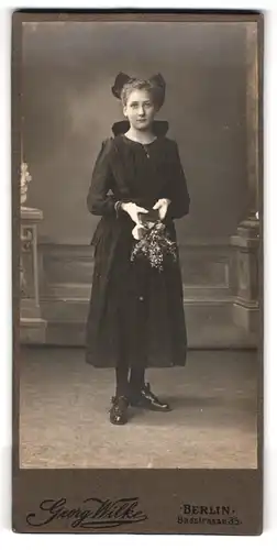 Fotografie Georg Wilke, Berlin, Badstr. 35, Portrait Mädchen im schwarzen Kleid mit Haarschleife zur Kommunion