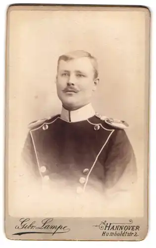 Fotografie Gebr. Lampe, Hannover, Humboldstr. 2, Portrait Chevaulegers in Uniform mit Moustache