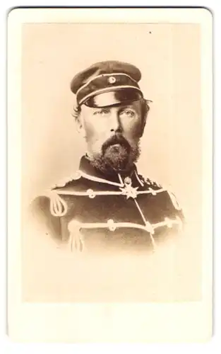 Fotografie unbekannter Fotograf und Ort, Portrait Friedrich Karl Prinz von Preussen in Husaren Uniform