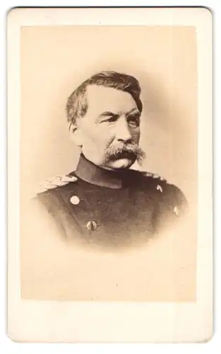 Fotografie unbekannter Fotograf und Ort, Portrait von Alvensleben I. General der Infanterie in Uniform