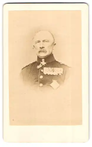 Fotografie unbekannter Fotograf und Ort, Portrait von Canstein, General der Infanterie mit Ordenspange