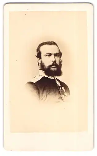 Fotografie unbekannter Fotograf und Ort, Portrait Prinz Ludwig von Hessen in Uniform mit Vollbart
