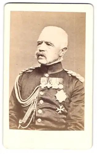 Fotografie unbekannter Fotograf und Ort, Portrait von Bonin, General der Infanterie in Uniform mit Ordenspange