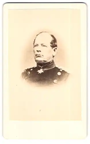 Fotografie unbekannter Fotograf und Ort, Portrait von Werder, Generallieutnant in Uniform mit Orden