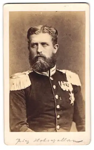 Fotografie unbekannter Fotograf und Ort, Portrait Prinz Leopold von Hohenzollern in Garde Uniform mit Ordenspange