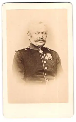 Fotografie unbekannter Fotograf und Ort, Portrait von Bose, Generallieutnant in Uniform mit Ordenspange