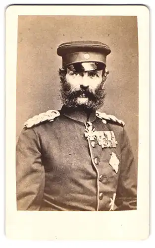 Fotografie unbekannter Fotograf und Ort, Portrait Graf Bismarck-Bohlen in Uniform mit Ordenspange