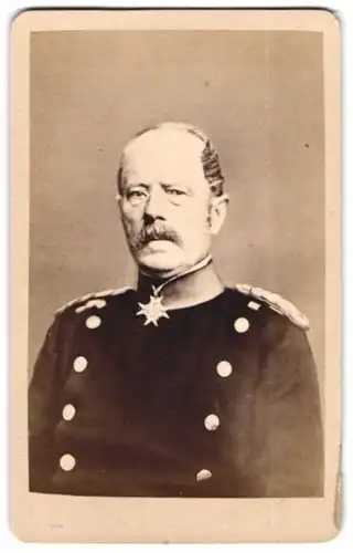 Fotografie unbekannter Fotograf und Ort, Portrait Herwarth von Bittenfeld, General der Infanterie in Uniform mit Orden