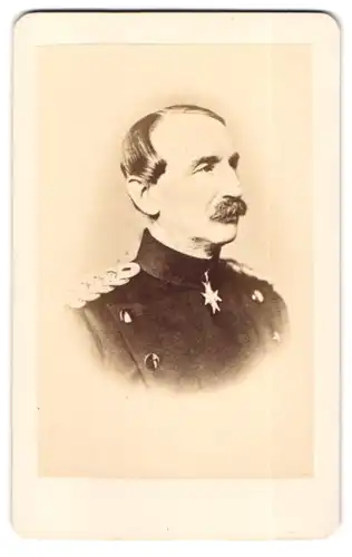Fotografie unbekannter Fotograf und Ort, Portrait von Alvensleben II., Generallieutnant in Uniform mit Orden
