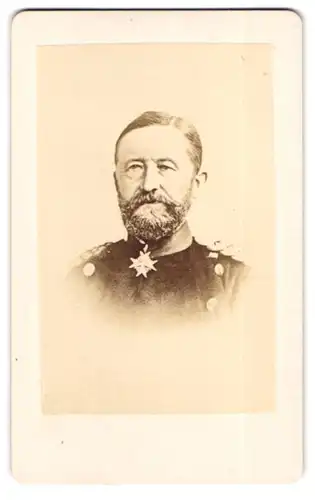 Fotografie unbekannter Fotograf und Ort, Portrait von Sperling, Generalmajor in Uniform mit Orden